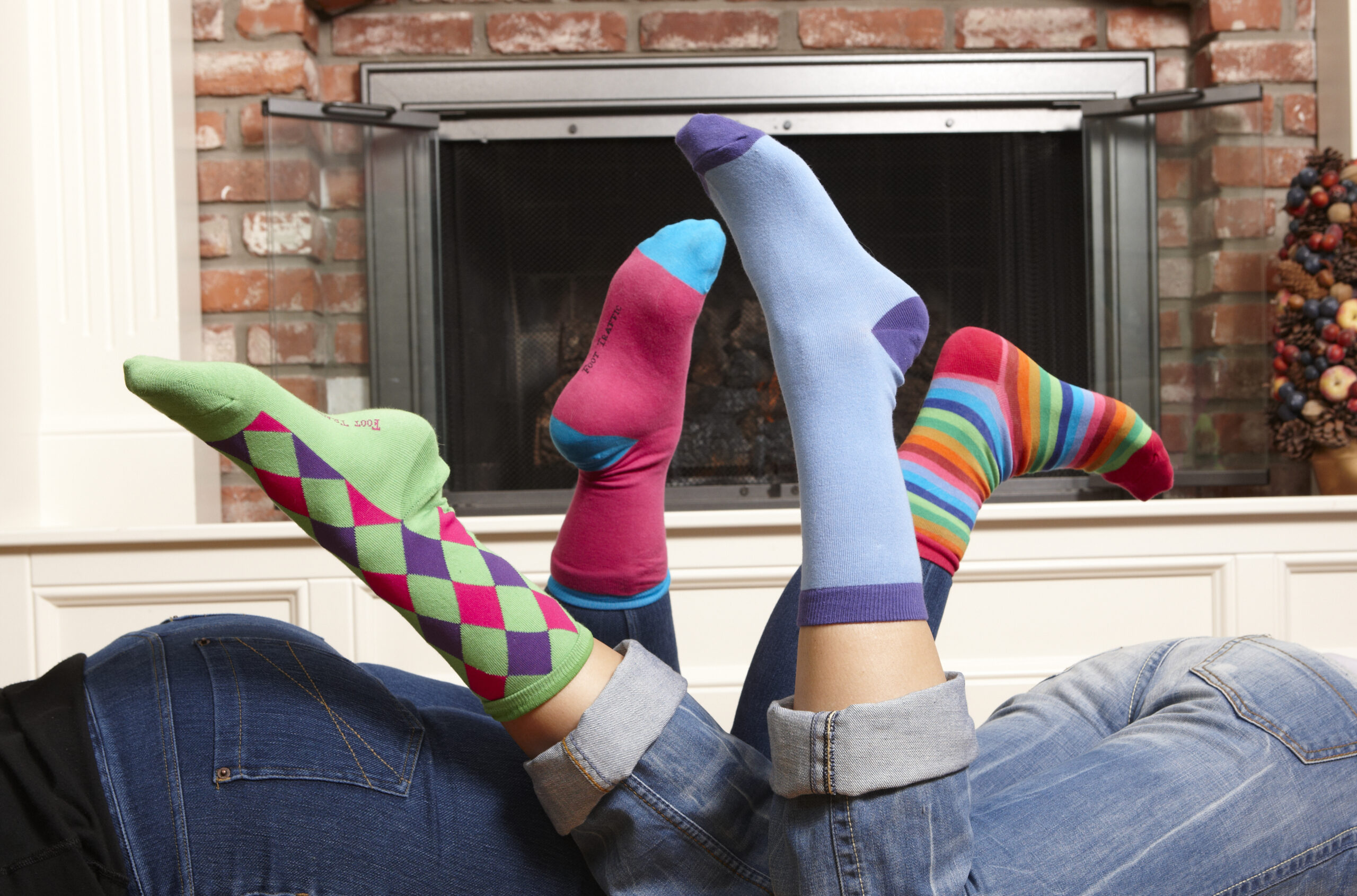 Разноцветные носки. Девушки в цветных носках. Креативные носки. Ноги в ярких носках. Wearing socks